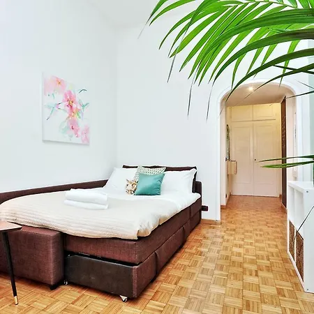 Parrotshouse * Roma